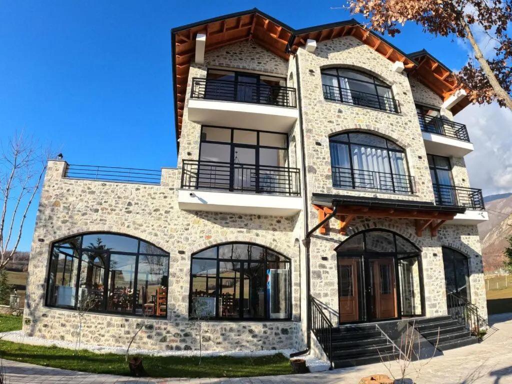 Bujtina Vrenezi Hotel Peshkopi Eksteriør billede