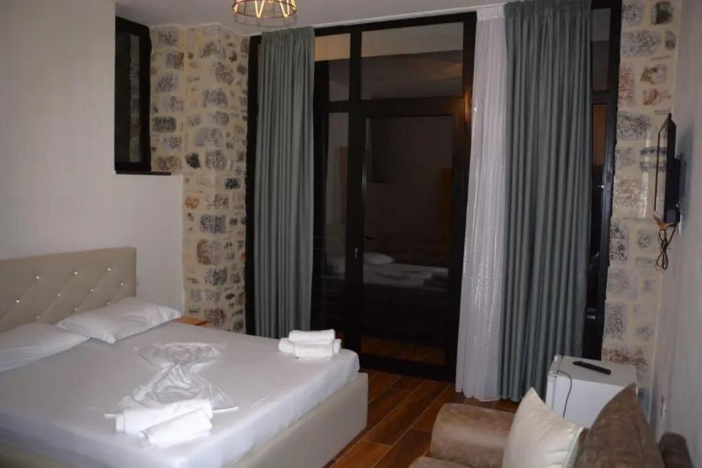 Bujtina Vrenezi Hotel Peshkopi Eksteriør billede