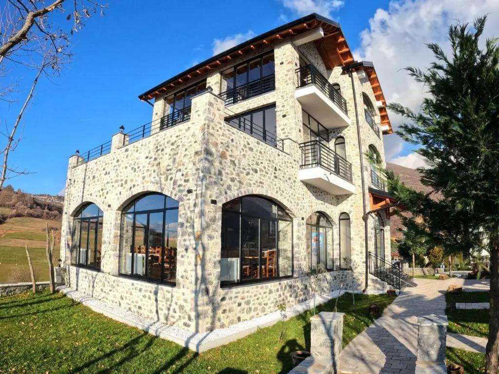Bujtina Vrenezi Hotel Peshkopi Eksteriør billede