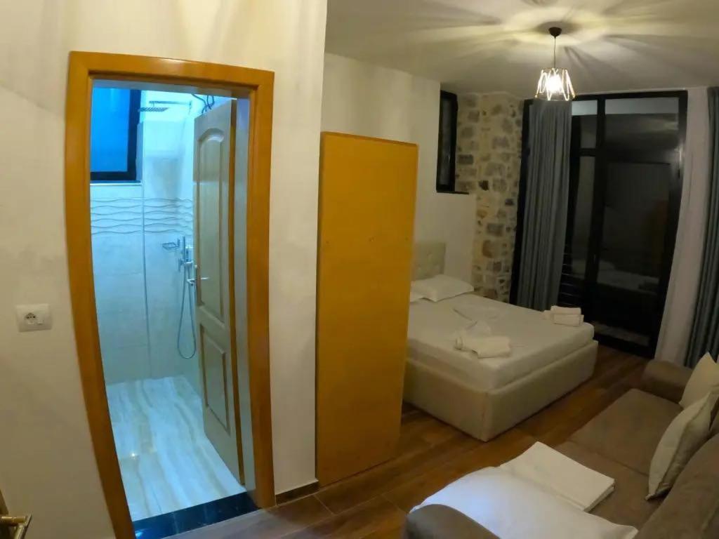 Bujtina Vrenezi Hotel Peshkopi Eksteriør billede