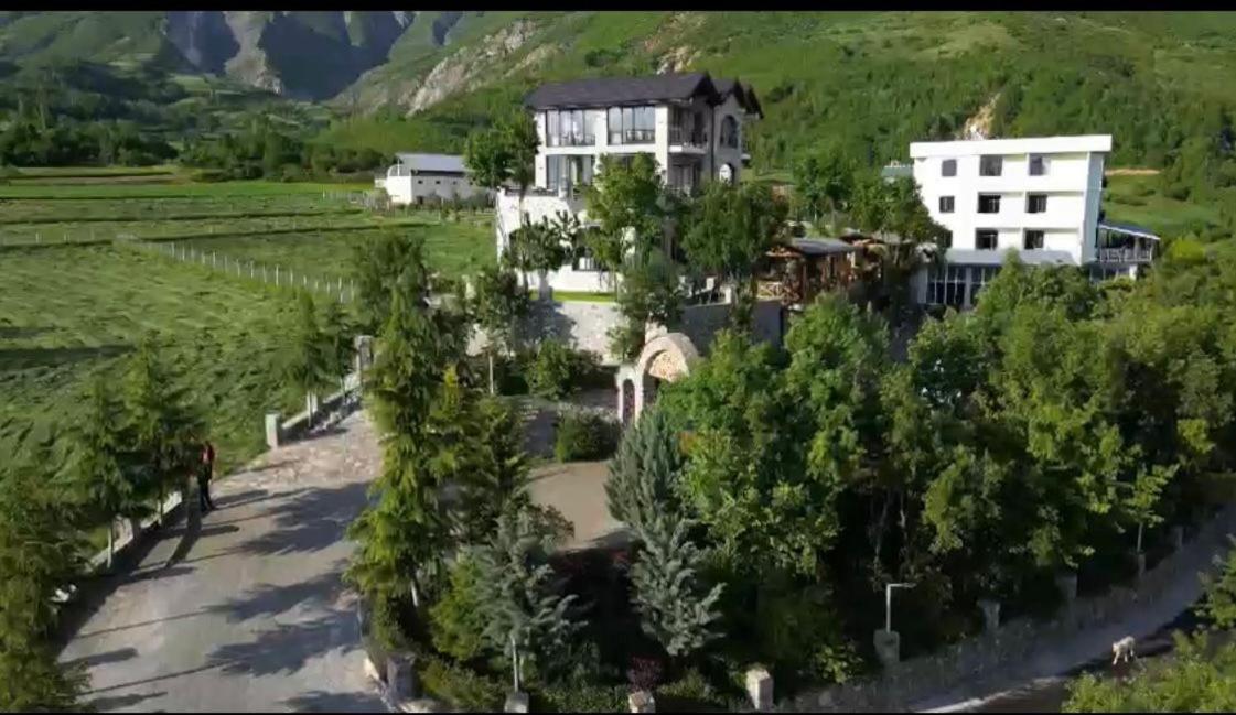 Bujtina Vrenezi Hotel Peshkopi Eksteriør billede
