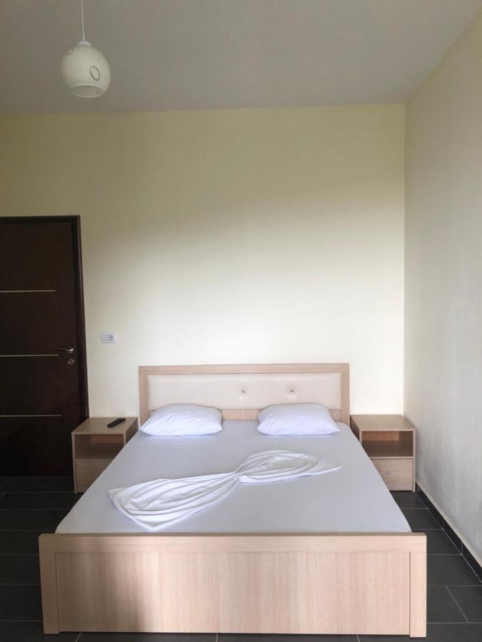 Bujtina Vrenezi Hotel Peshkopi Eksteriør billede