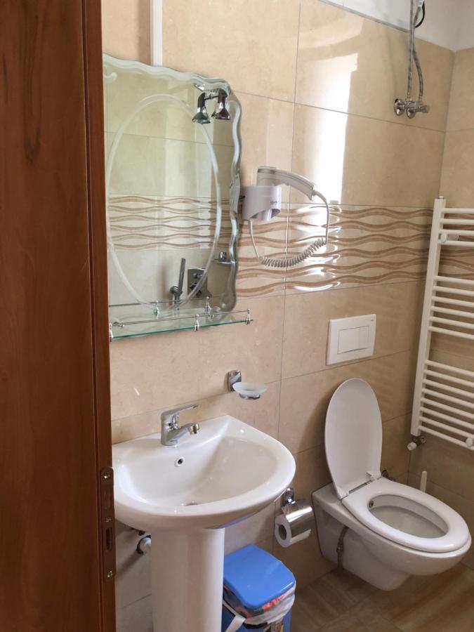 Bujtina Vrenezi Hotel Peshkopi Eksteriør billede
